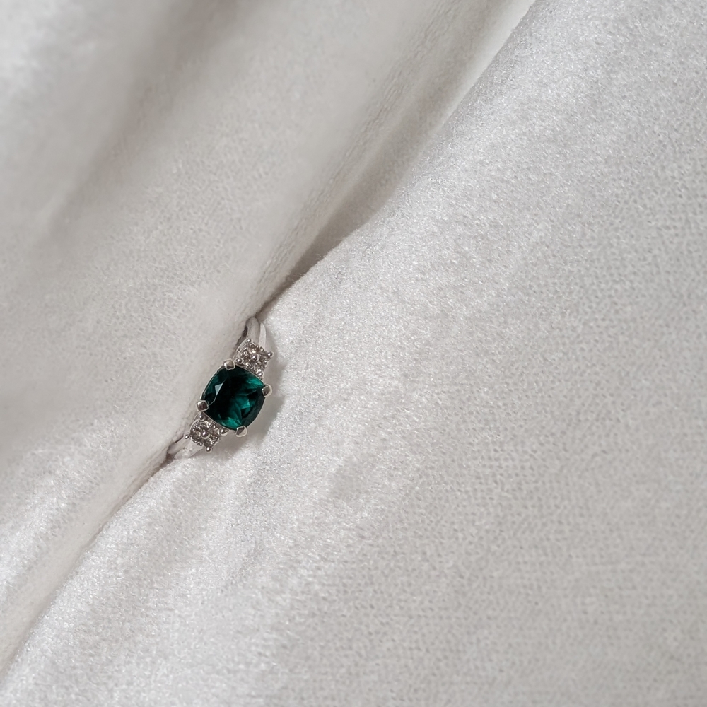 Emerald And Diamond White Gold Ring - Picture 12 of 13